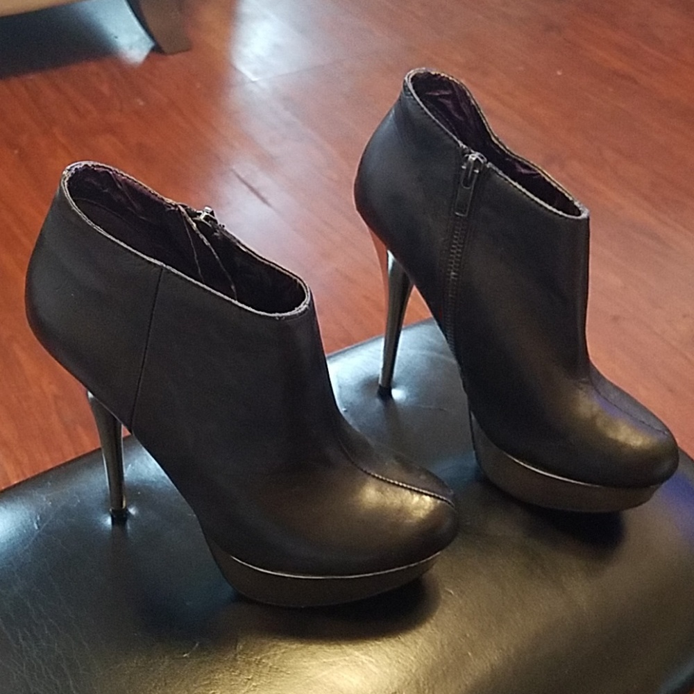 Shoes - Picture 2 of 4